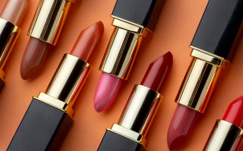 हर रोज लिपस्टिक लगाने से कई तरह का नुकसान भी होने का खतरा बना रहता है। इससे कई तरह के हेल्थ इश्यू भी हो सकते हैं। (Photo: Freepik)