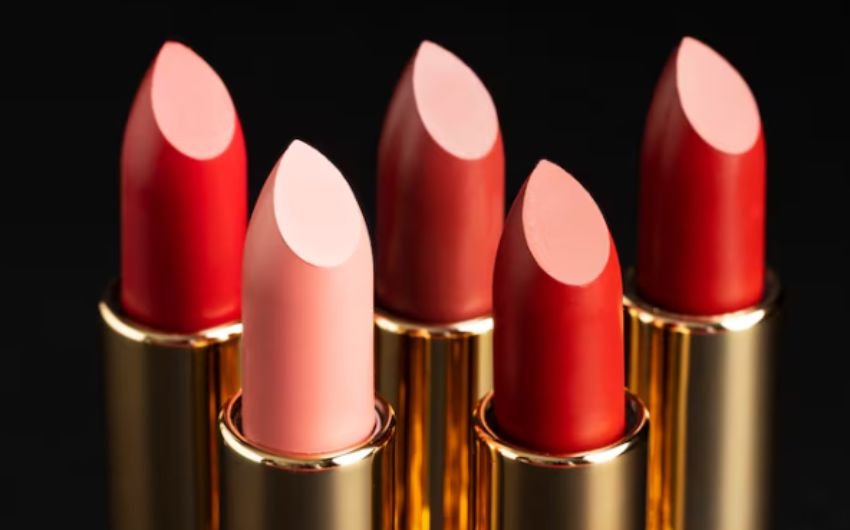 अगर आप भी हर रोज लिपस्टिक लगाती हैं, तो इससे आपको ड्राईनेस की समस्या हो सकती है। दरअसल, बार-बार लिपस्टिक लगाने से होठों पर नमी की कमी हो जाती है, जिससे होंठ फटने लगते हैं। (Photo: Freepik)