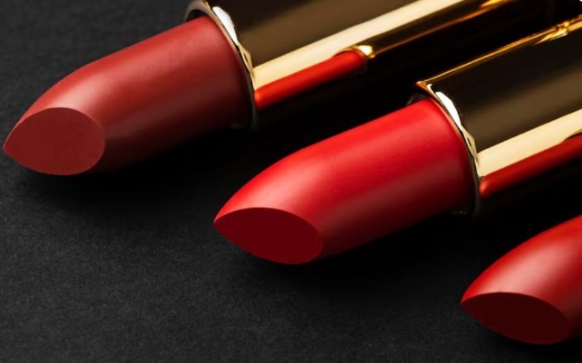 लिपस्टिक में कई तरह के कैमिकल्स होते हैं, जो होठों की नैचुरल नमी को छीन लेते हैं, जिससे होंठ रूखे और डार्क हो जाते हैं। इसके उपयोग से कई बार होंठ गुलाबी से धीरे-धीरे काले पड़ने लगते हैं। (Photo: Freepik)