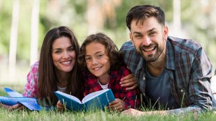 Dunia Mere Aage, Smiling Family