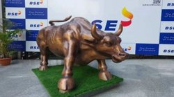Stock Market Today: शेयर बाजार में आज मिली-जुली शुरुआत, Sensex लाल निशान पर खुला, Nifty 25,200 के पार