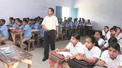 दुनिया मेरे आगे: एक शिक्षक, सत्तर बच्चे, देश की कक्षाओं में कोई नहीं पढ़ाने वाला; शिक्षा तंत्र का लाइलाज सच