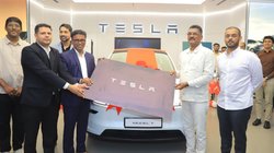 महाराष्ट्र के ट्रांसपोर्ट मंत्री ने खरीदी भारत की पहली Tesla Y Model, पोते को गिफ्ट करेंगे 60 लाख की कार