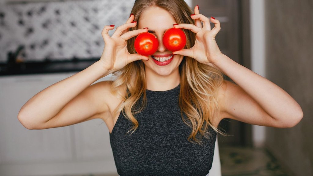 Tomato Skin Benefits | Tomato on Face | Benefits of Rubbing Tomato on Face