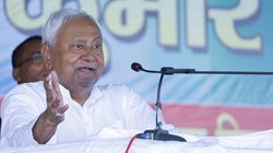 Bihar Election 2025: विकास मित्र को टैब, शिक्षा सेवक को स्मार्ट फोन, चुनावी तारीखों से पहले सीएम नीतीश कुमार ने की बड़ी घोषणा
