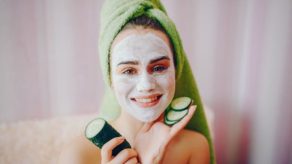 curd on face is beneficial or harmful | Benefits of Applying Curd on Face simple ways to use curd for glowing skin