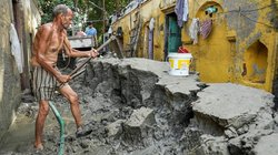 दिल्ली में यमुना का जलस्तर घटने के बावजूद इन परेशानियों से जूझ रहे निवासी, अपने घर में शिफ्ट होने के लिए करना होगा इंतजार