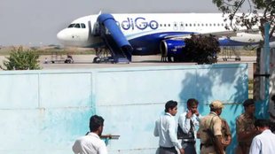 Kanpur Airport, Delhi flight delay, Mouse in airplane, F