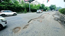 क्या आपको लोगों की परेशानी नहीं दिखती? इस राज्य के मुख्यमंत्री ने सड़क की हालत देख इंजीनियरों को लताड़ा