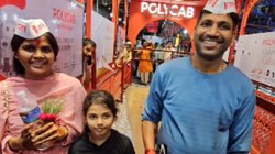 “वक्त बदलते देर नहीं लगती” जो शख्स एक घंटे पहले लाइन में खड़ा था वो पल भर में VVVIP बन गया; इसे कहते हैं किस्मत- देखें Viral Video