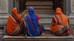 गोरखपुर: हनुमान मंदिर में महिलाओं पर फेंके गए मांस के टुकड़े, भयंकर बवाल हो गया
