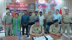 सरोज सरगम ने मां दुर्गा के खिलाफ की थी अभद्र टिप्पणी… यूपी पुलिस ने पति समेत भेज दिया सलाखों के पीछे