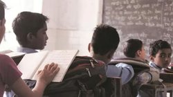 ‘टीचर जी’ के नहीं छुए पैर तो 31 छात्रों को बुरी तरह पीटा, अब हो गई सस्पेंड