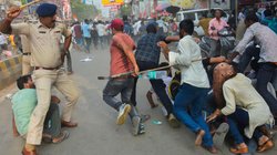 पटना में TRE-4 की भर्ती प्रक्रिया को लेकर हंगामा, पुलिस ने अभ्यर्थियों पर किया लाठीचार्ज