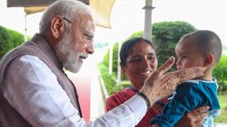 ‘कोई भी समस्या हो तो मुझे फोन करें’, बाढ़ में सब कुछ खोने वाली एक साल की निकिता से मिले पीएम मोदी
