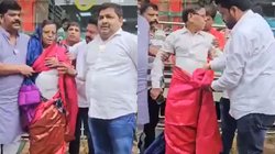 बीजेपी कार्यकर्ताओं ने कांग्रेस नेता को पहनाई साड़ी, मोदी की छेड़छाड़ की गयी तस्वीर पोस्ट करने पर हुआ बवाल