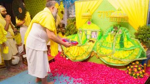 Premananda Maharaj, Question and Answer with Premananda Maharaj, Premananda Maharaj latest videos, mandir par pade phool prasad me pair lgna shubh ya ashubh, mandir par pade phool par pair padne se punya hota ha nast, bhagwan par chade phool ke niche aane par kya kare, mandir jane ke niyam, mandir jakr n kare ye galti, vrindavan jakar n kare ye gati, मंदिर में पैर के नीचे फूल आना शुभ या अशुभ, मंदिर में पैर के नीचे फूल आ जाए तो क्या करें, प्रेमानंद महाराज से सवाल जवाब, प्रेमानंद महाराज लेटेस्ट वीडियोज, प्रेमानंद महाराज ने बताया सड़क पर मिले पैसो का क्या करना चाहिए, bhajan marg, premanand ji maharaj vani, religion news,How to become rich,