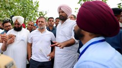 राहुल गांधी ने पंजाब में बाढ़ प्रभावित जिलों का किया दौरा, पीड़ितों से मुलाकात कर लिया नुकसान का जायजा