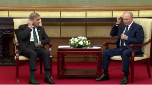 shehbaz sharif,shehbaz sharif earphones,headpnone