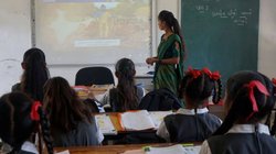 स्कूल में बच्ची को दी गई अपमानजनक सजा, क्लास के फर्श को कराया गया साफ, बाल मुंडवाने की भी मिली धमकी