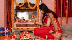 घर के मंदिर में बिल्कुल भी न करें ये 3 गलतियां, माना जाता है भारी अपशकुन, बर्बाद हो सकता है जीवन