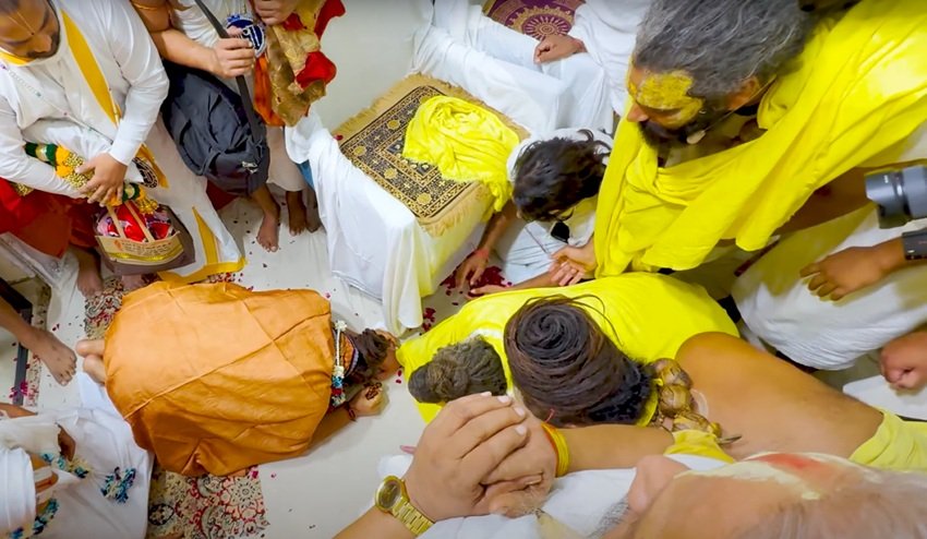A Spiritual Moment in Vrindavan When Two Revered Saints Met in Love and Humility