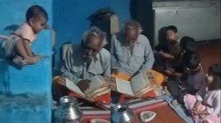 दादा-जी रामचरितमानस का कर रहे थे पाठ, बड़ी श्रद्धा से बैठकर सुन रहे थे बच्चे, Viral Video देख यूजर्स बोले – इस घर में रामराज है