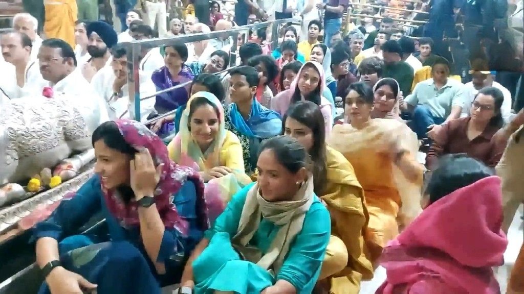 Women's World Cup 2025, Team India Mahakal Temple, India vs England women match, Indian women cricketers Ujjain