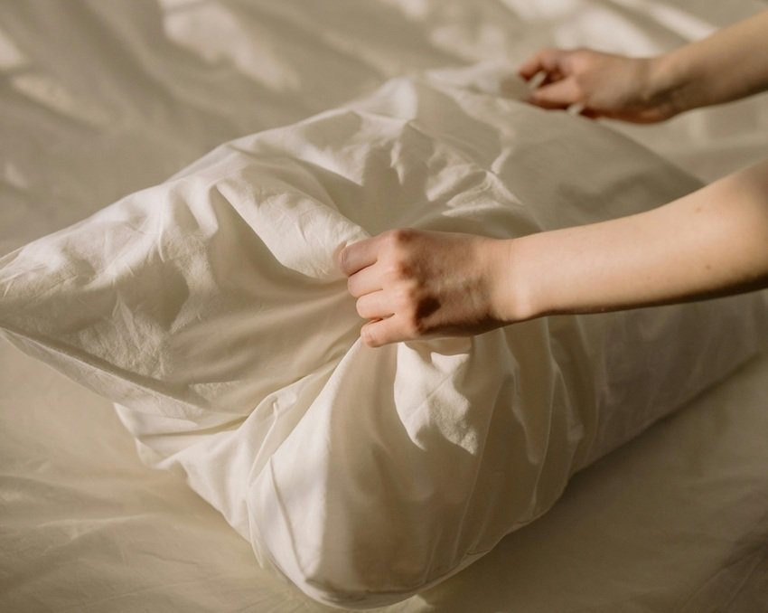 Benefits and Risks of Sleeping Without a Pillow
