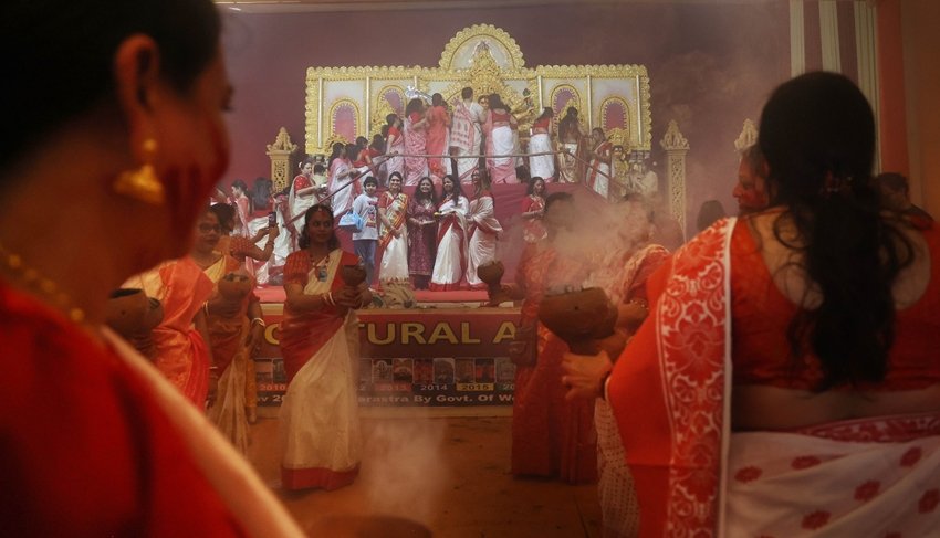 Bengali Community in Chandigarh and Navi Mumbai Embrace the Colors of Sindoor Khela