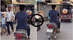 बैलेंस हो तो ऐसा, जनाब ने समोसे की ट्रे सिर पर रखकर जिग-जैग स्टाइल में चलाई बाइक; देखने वालों ने दांतों तले दबाई ऊंगली