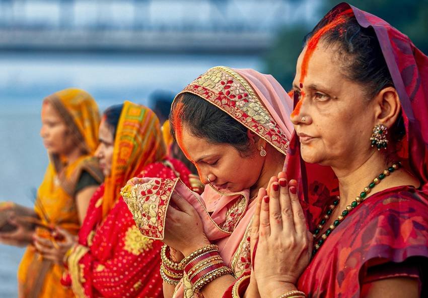 traditional sindoor application