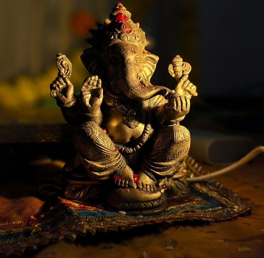 Chhoti Diwali 2025 Puja Vidhi Story and Traditions You Must Know