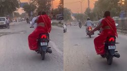 चलती बाइक पर अंकल जी से लड़ने लगीं आंटी, मारे गुस्से के काटी चिकोटी और फिर…, Viral Video देख यूजर्स बोले – यही सच्चा प्यार है