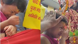दुर्गा मां की विदाई में फूट-फूटकर रो पड़ी छोटी बच्ची, मूर्ति के पास लगी सिसकने, Viral Video देख भर आएगा दिल