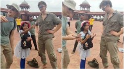 10 साल की अनाबिया बनी टूरिस्ट गाइड , बच्ची की अंग्रेजी सुन अंग्रेज भी हैरान, सेल्फी के लिए लगती है लाइन; वीडियो वायरल