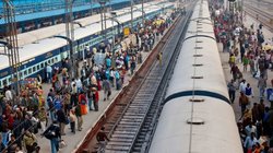 दशहरा-दिवाली पर घर जा रहे हैं? भूलकर भी ट्रेन में साथ न ले जाएं ये 6 चीजें, रेलवे ने दी सख्त चेतावनी