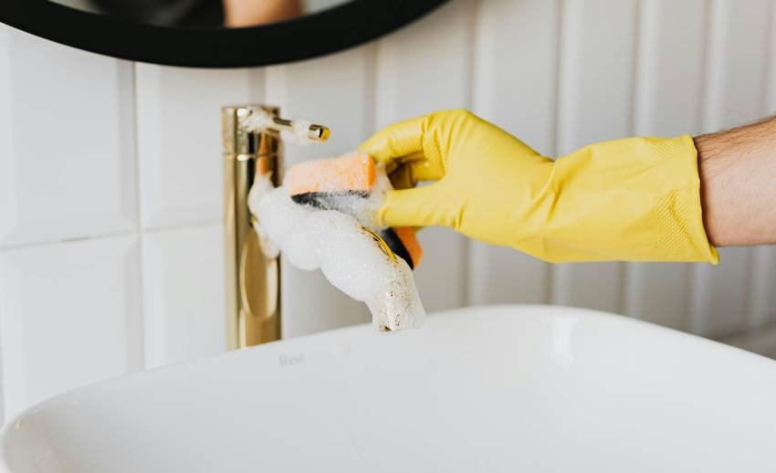 bathroom tile cleaning