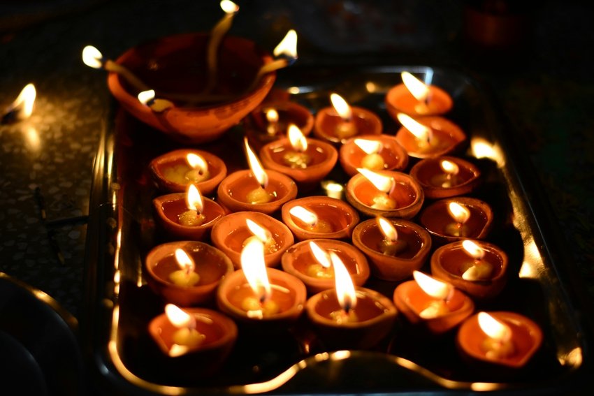 Diwali Puja 2025 Light a Ghee or Oil Lamp Here’s What Scriptures Say