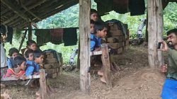 छत्तीसगढ़ के आदिवासी गरीब बच्चों को CRPF जवान ने पहली बार दिखाया कार्टून, Viral Video जीत रहा दिल