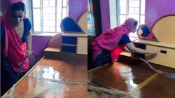 दिवाली की सफाई के नाम पर महिला ने पानी से धो डाली पूरी पलंग, Viral Video देख यूजर्स बोले – ये तो गोपी बहू की भी अम्मा हैं