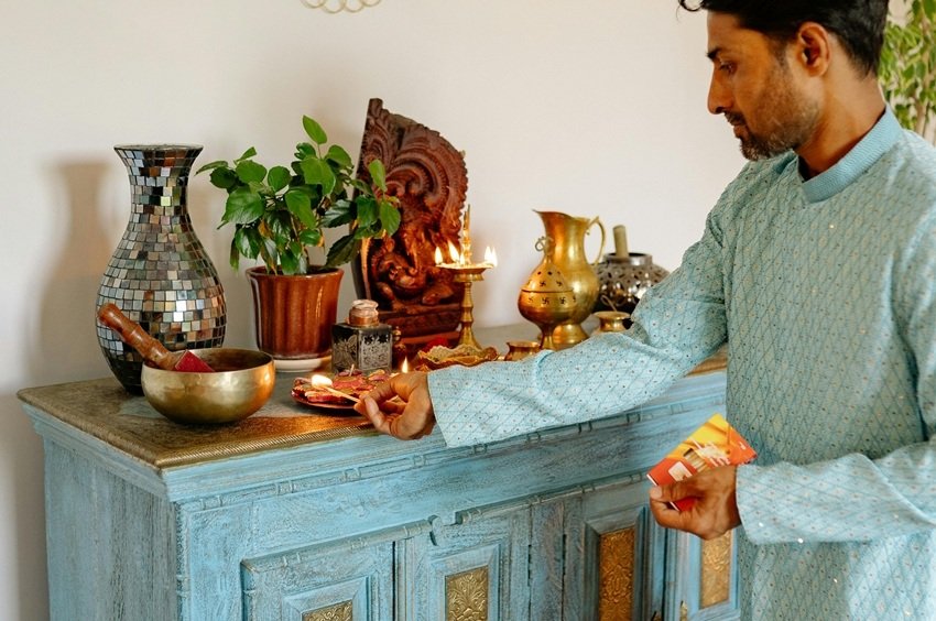 Ghee Lamps Attract Lakshmi, Oil Lamps Remove Negativity – Know When to Use Which