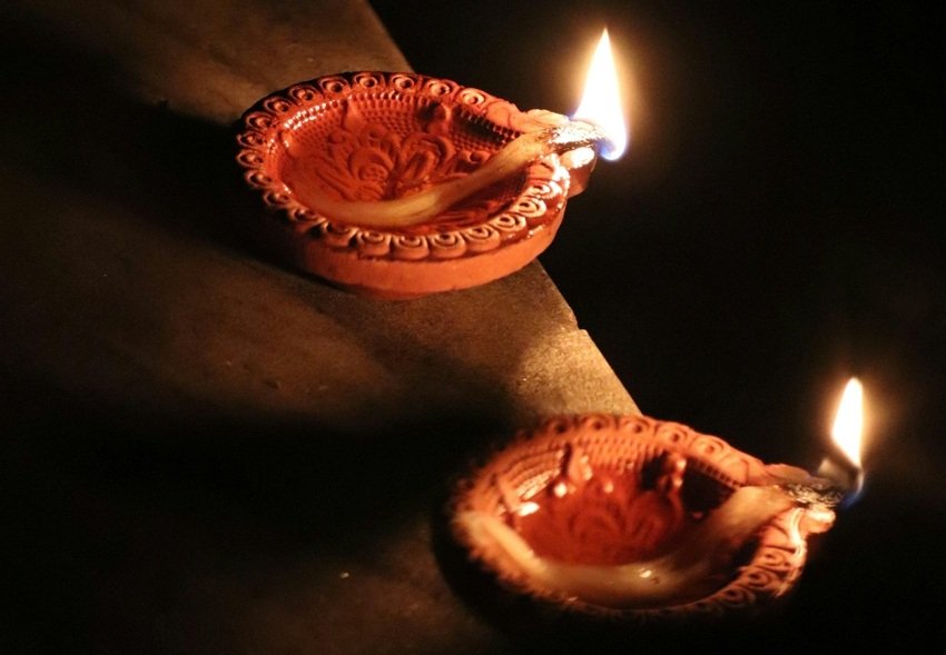 Ghee or Oil for Diwali Lamps – Know the Right Choice for Wealth and Positivity