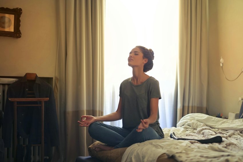 Health Benefits and Risks of Sleeping with and Without a Pillow