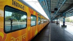 भारत की पहली प्राइवेट ट्रेन कौन सी है? जानें राजधानी और वंदे भारत से सस्ती या महंगा है टिकट, किराया, रूट समेत सारी डिटेल