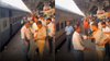 पेमेंट फेल होने पर यात्री से भिड़ा वेंडर, कॉलर पकड़कर करने लगा जबरदस्ती, दो प्लेट समोसे के बदले देना पड़ा स्मार्ट वॉच, Viral Video