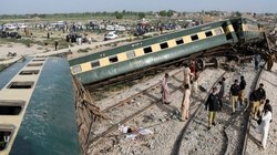 पाकिस्तान: रेलवे ट्रैक पर विस्फोट, जाफर एक्सप्रेस पटरी से उतरी, कई यात्री घायल