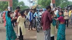 प्रेमिका संग पकड़ने पर पति की जमकर की पिटाई, दो दिन पहले ही परिवार संग दिवाली मनाने आया था शख्स, Viral Video