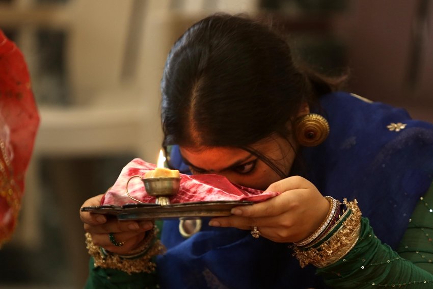 Karwa Chauth 2025 What to Chant While Offering Water to the Moon