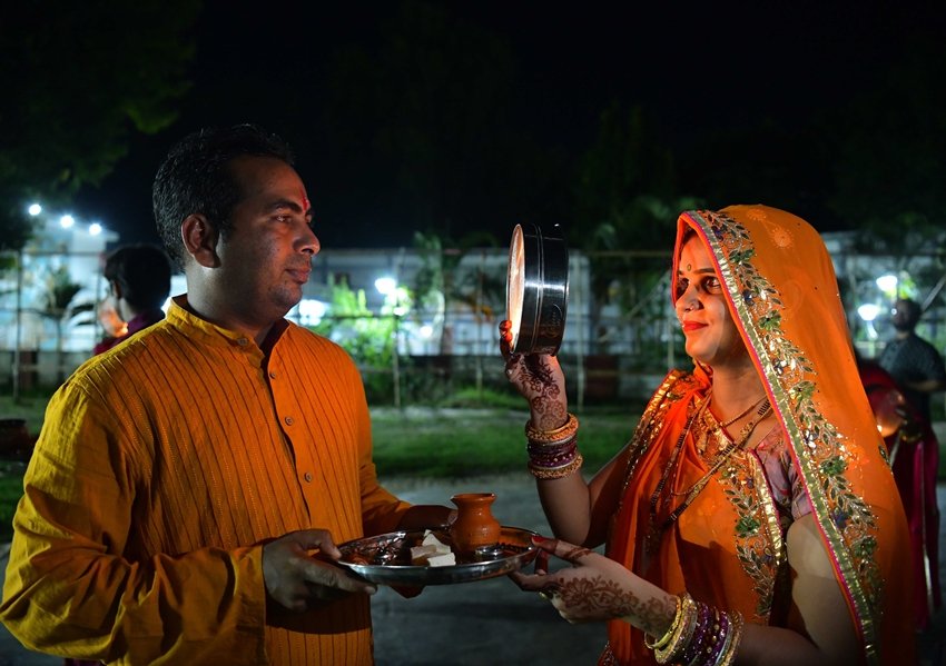 Karwa Chauth Fasting Ritual Know the Proper Method to Offer Arghya and End the Fast